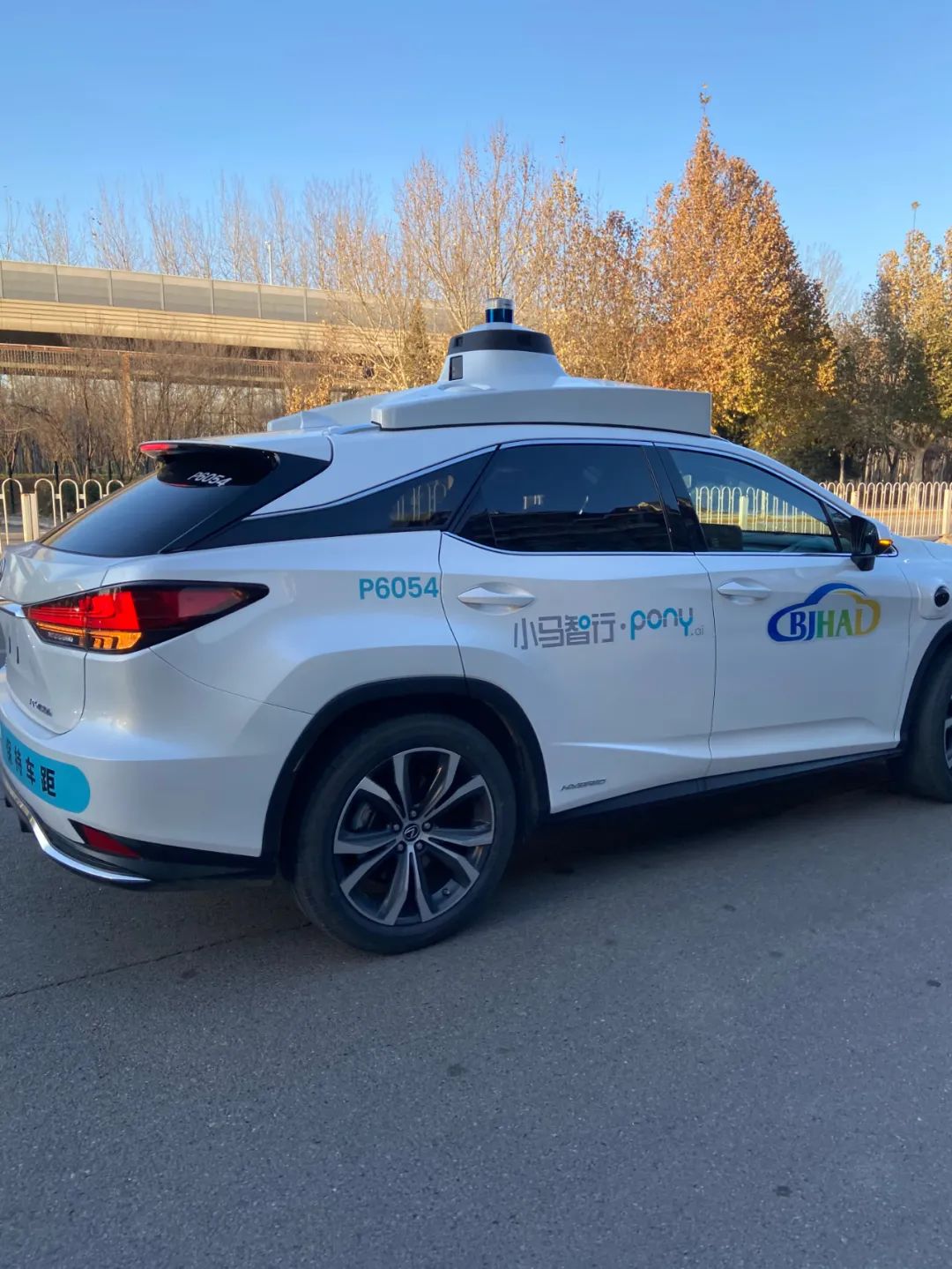确定下单,等待大约25分钟后,一辆车身标识有"小马智行pony"字样的suv