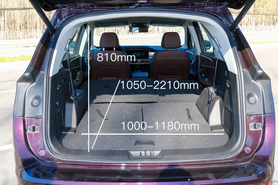 捷途x90 plus后备箱空间也十分优秀,即使立起第三排座椅依旧可以放下3