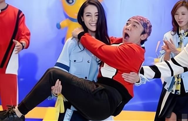 迪丽热巴的教科书式"公主抱"让人折服,也让不少男艺人为之汗颜__财经