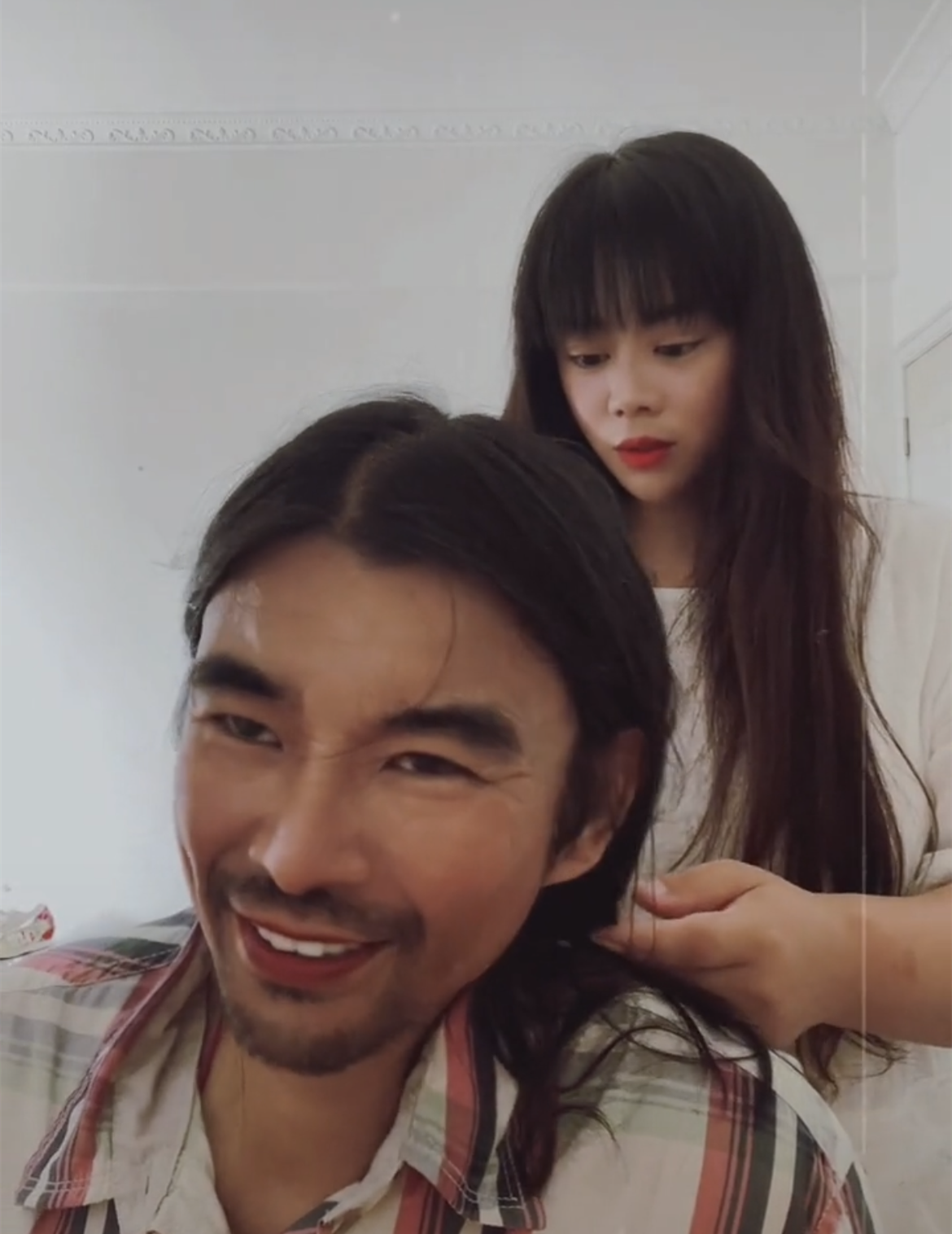 面筋哥携妻子返回农村生活,甜蜜同框似两代人,飘逸秀发文艺范足