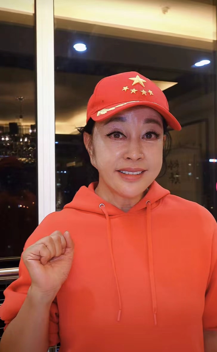 刘晓庆化浓妆脸颊饱满,但十分不自然,穿卫衣打扮时髦是潮奶奶!
