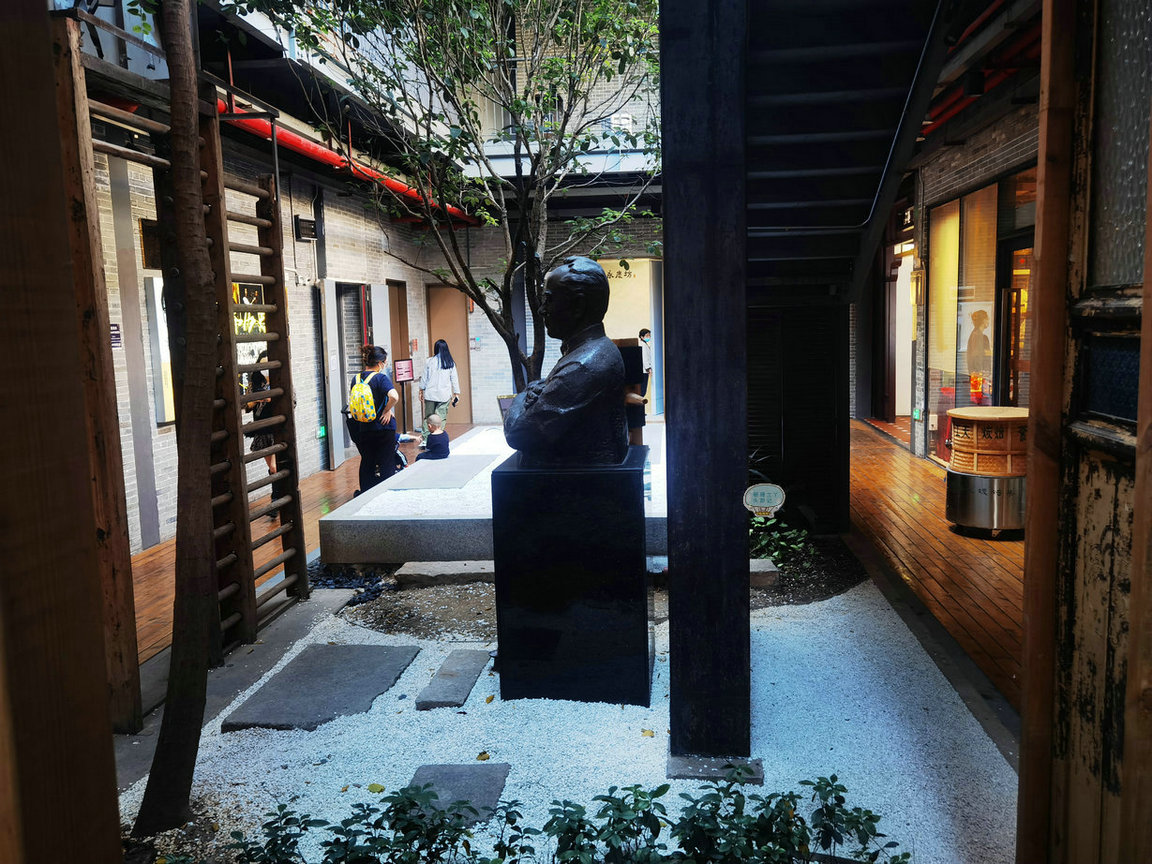 广州保存电影皇帝张活游旧居在李小龙祖居旁许多游客不知