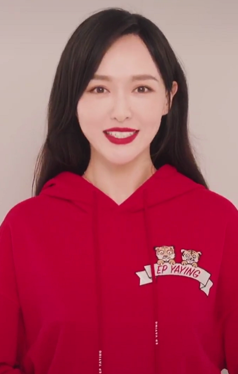 正脸怼镜拍摄下的唐嫣,皮肤光滑紧致,眼睛还是那么清澈有神,脸上挂满