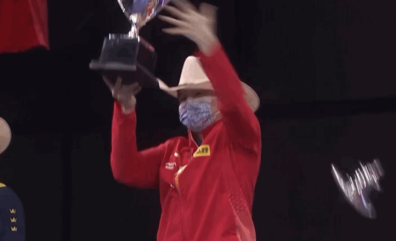 龚振东被奖杯盖砸头,采访时肚子叫,贡献名场面更显可爱了?休闲区蓝鸢梦想 - Www.slyday.coM 龚振东被奖杯盖砸头,采访时肚子叫,贡献名场面更显可爱了?休闲区蓝鸢梦想 - Www.slyday.coM