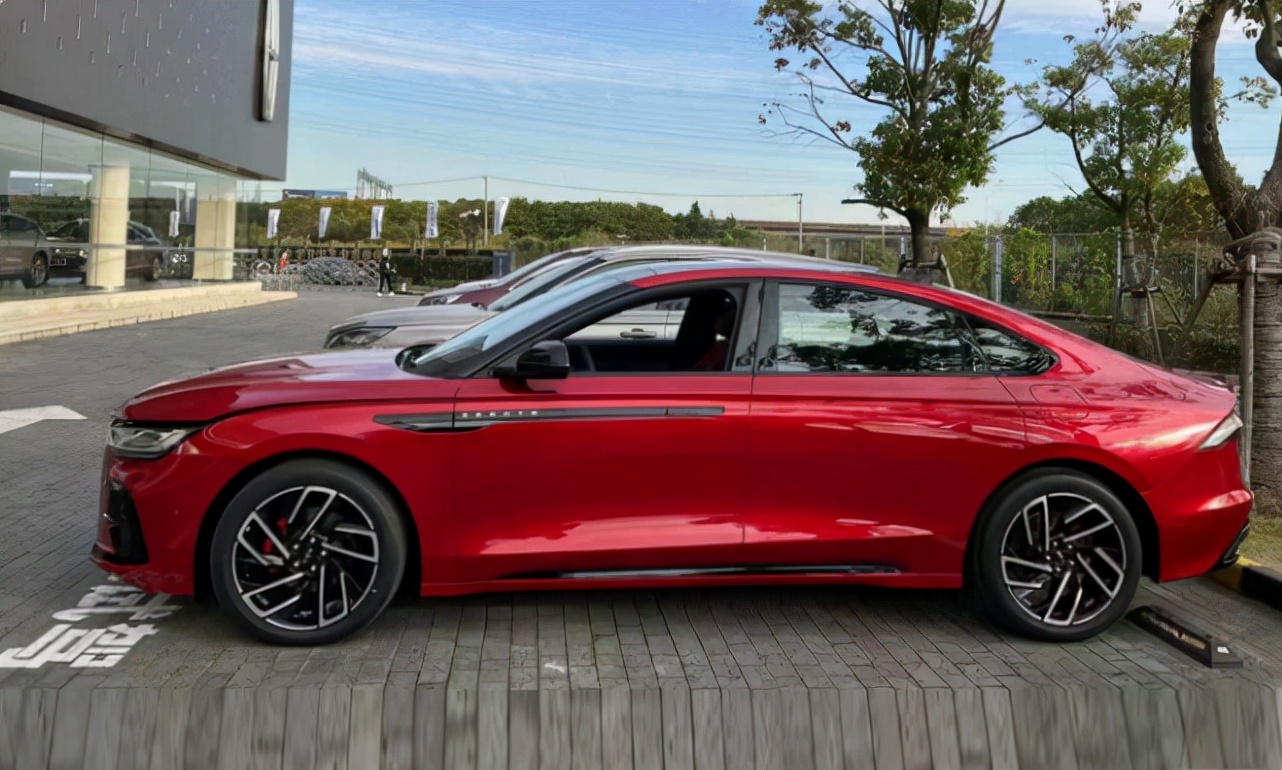 林肯z到店实拍红色车身很骚气配超大联屏20t爆246马力