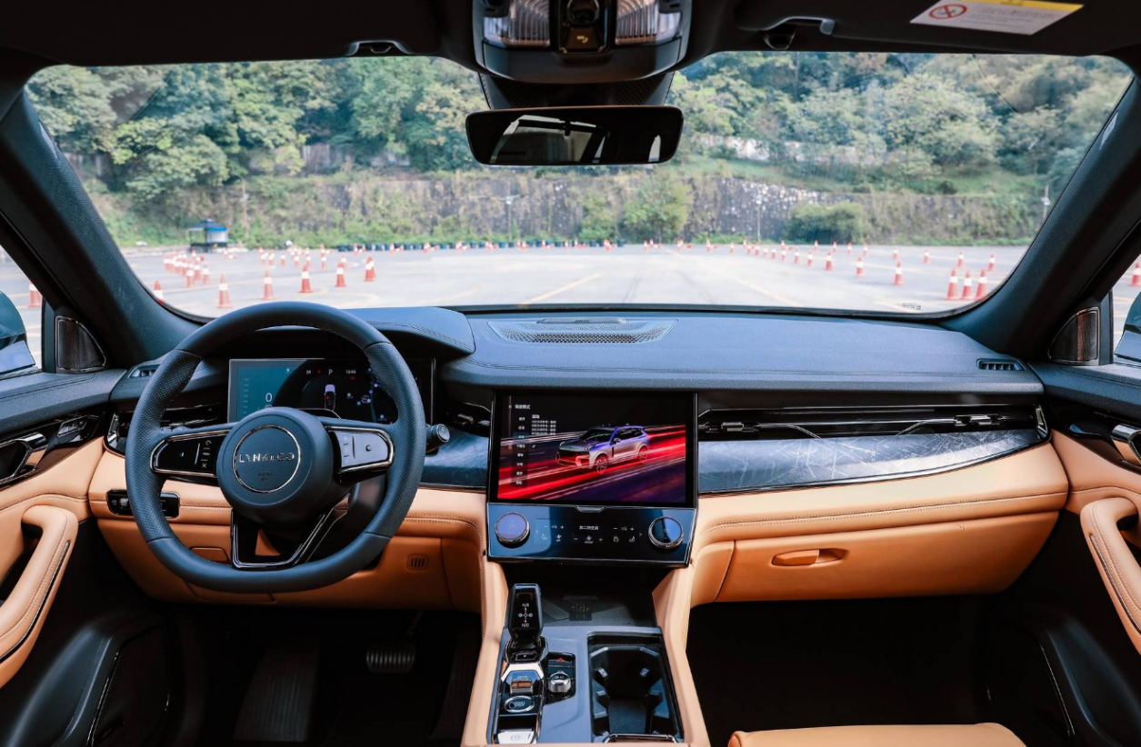 值得一提的是,领克09的内饰设计也非常高档,至少在30万左右这个市场中