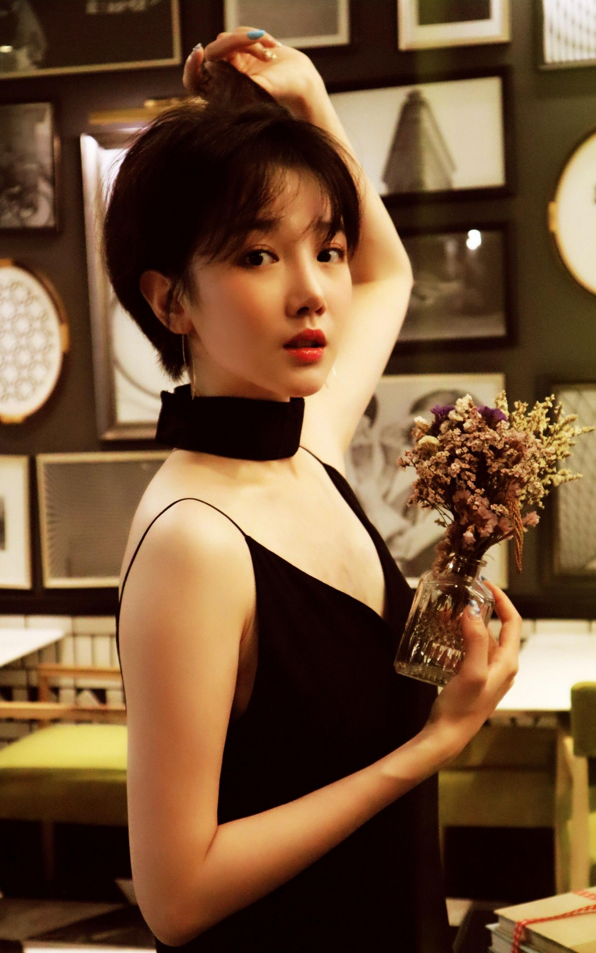 美女明星馆陈小纭白皙挺拔