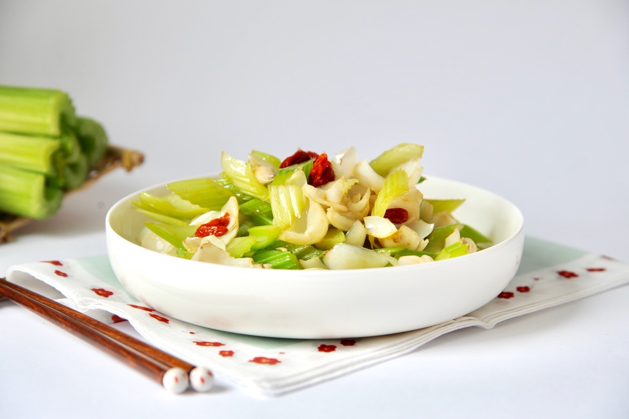 大鱼大肉吃腻了来道西芹百合,清新爽口,简单炒一炒就上桌|西芹|百合