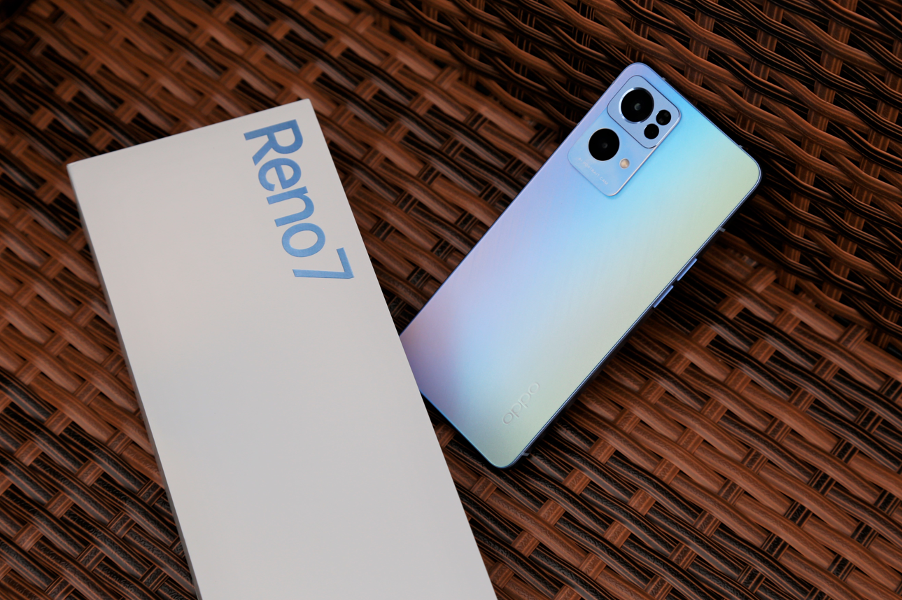 (oppo reno7 pro)在外观方面oppo reno7 pro就采用了直边框以及直屏