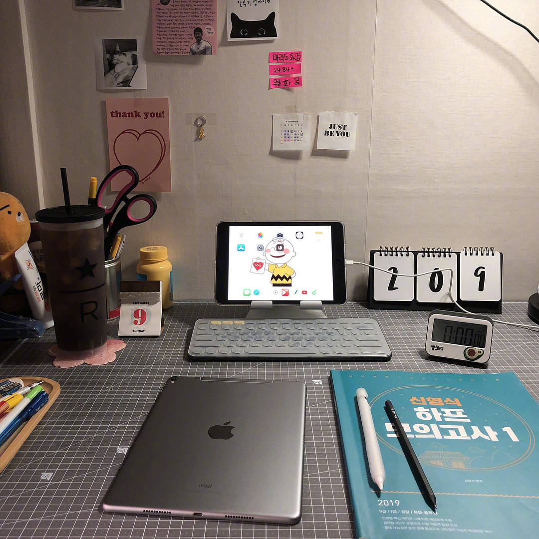 拿图点赞哦～ 背景图:需要一张好看的书桌才能好好工作学习|书桌|壁纸