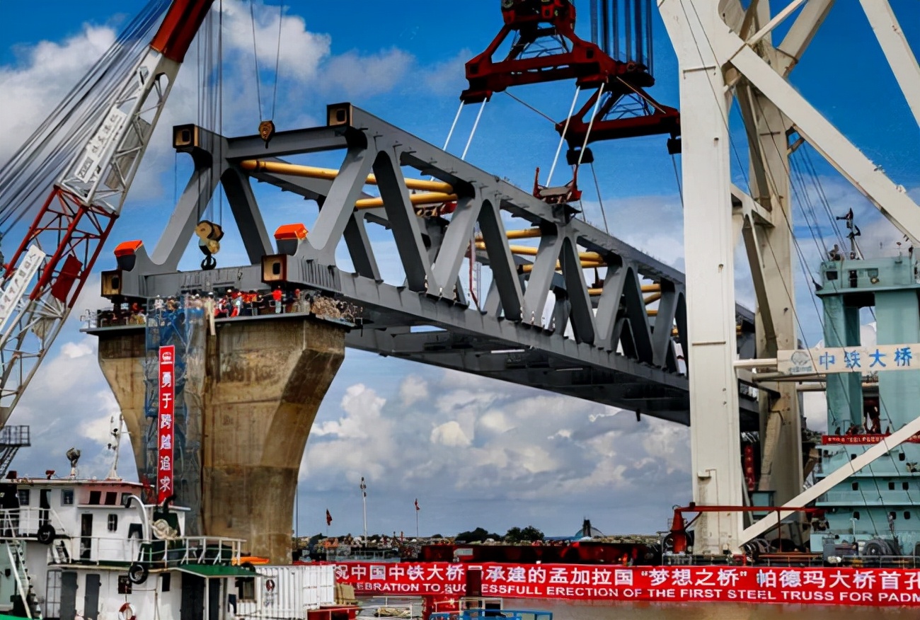 其长6公里,已经于今年5月份,完成了最后一榀箱梁的架设,由于修建难度