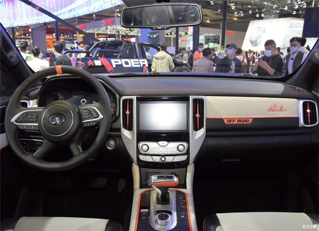 内饰在长城炮整体造型的基础上,进行细节上用料的改变.