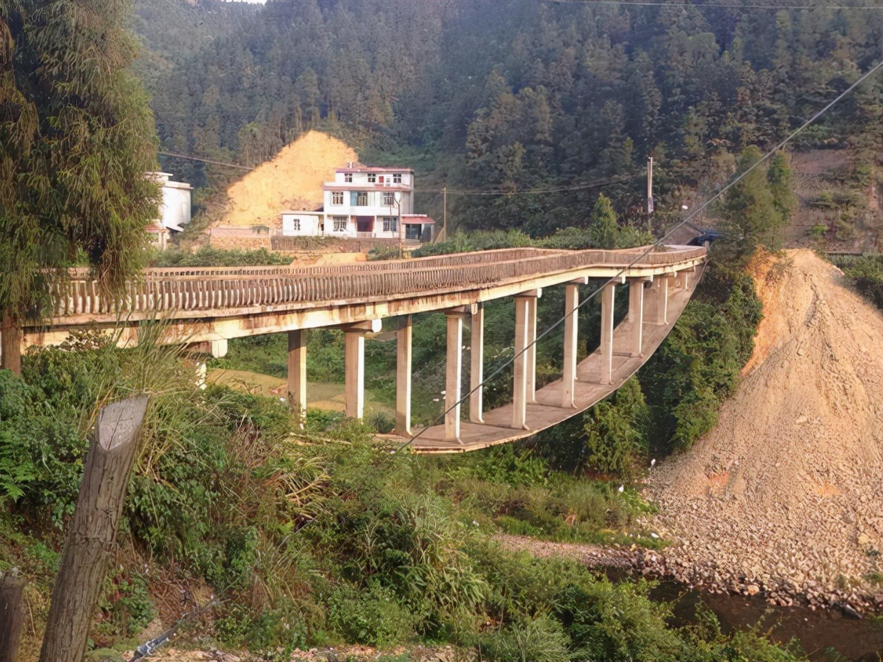 图为淘金大桥在国内,中国工程队曾修建了1座"怪桥",它的拱面不是朝上