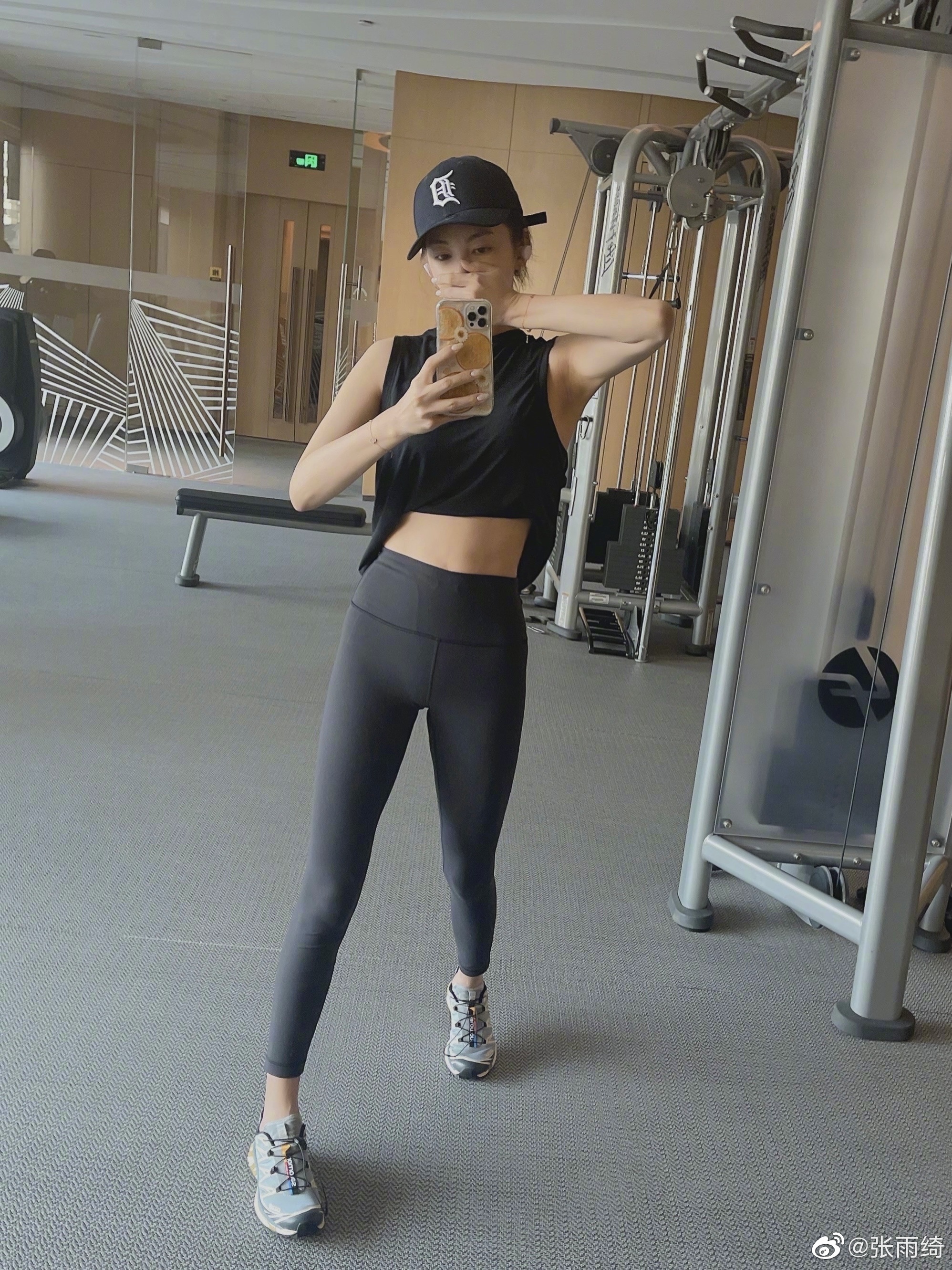 张雨绮发博晒对镜自拍健身照姐姐身材绝了