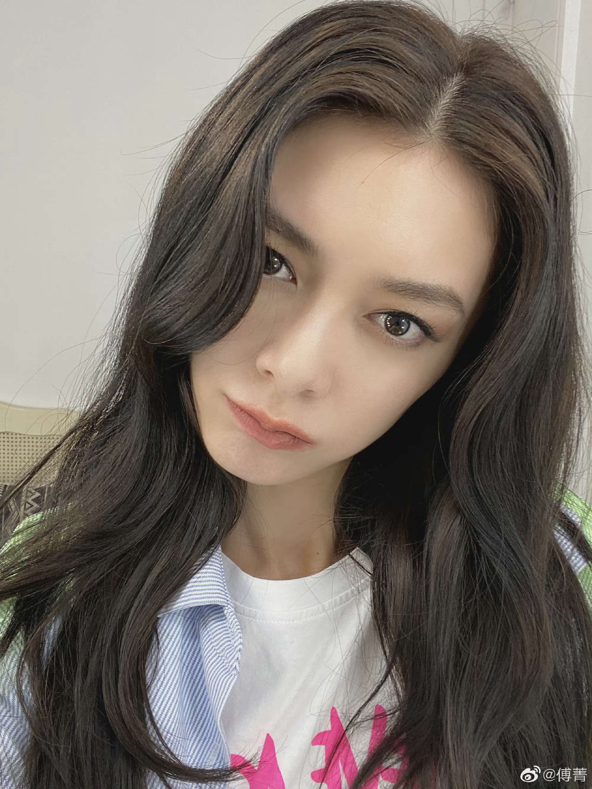 傅菁发博晒库存自拍,怼脸自拍状态超好
