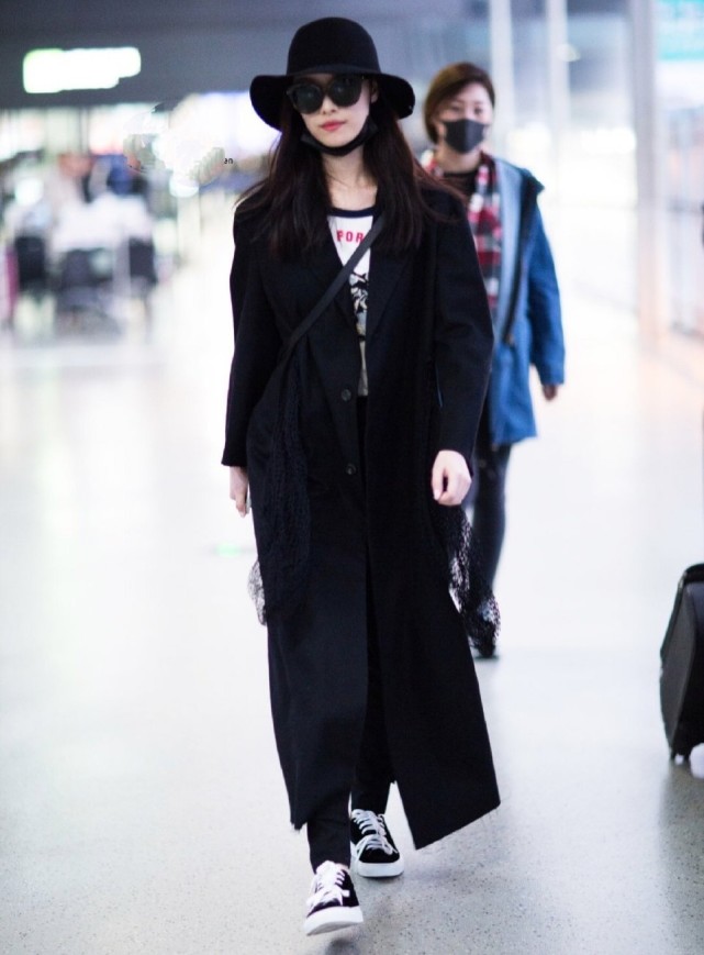 倪妮在机场办起了"时装秀",独特的保暖造型,让人大开眼界