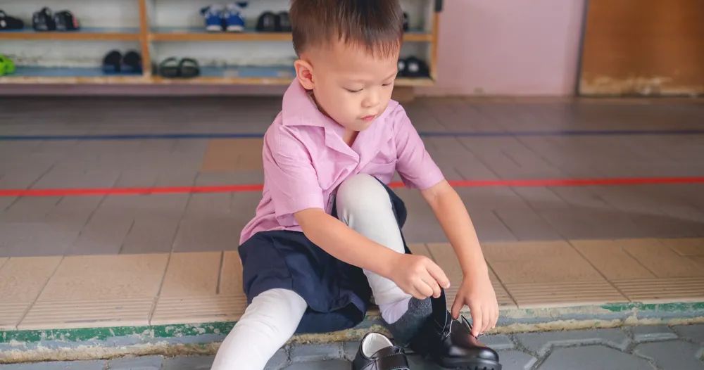 气哭！熊孩子又开始无理取闹了？休闲区蓝鸢梦想 - Www.slyday.coM