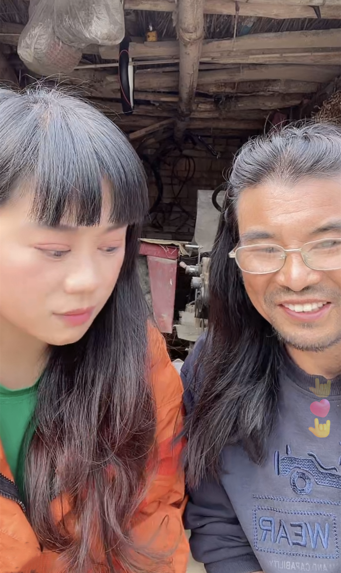 面筋哥携妻子返回农村生活,甜蜜同框似两代人,飘逸秀发文艺范足