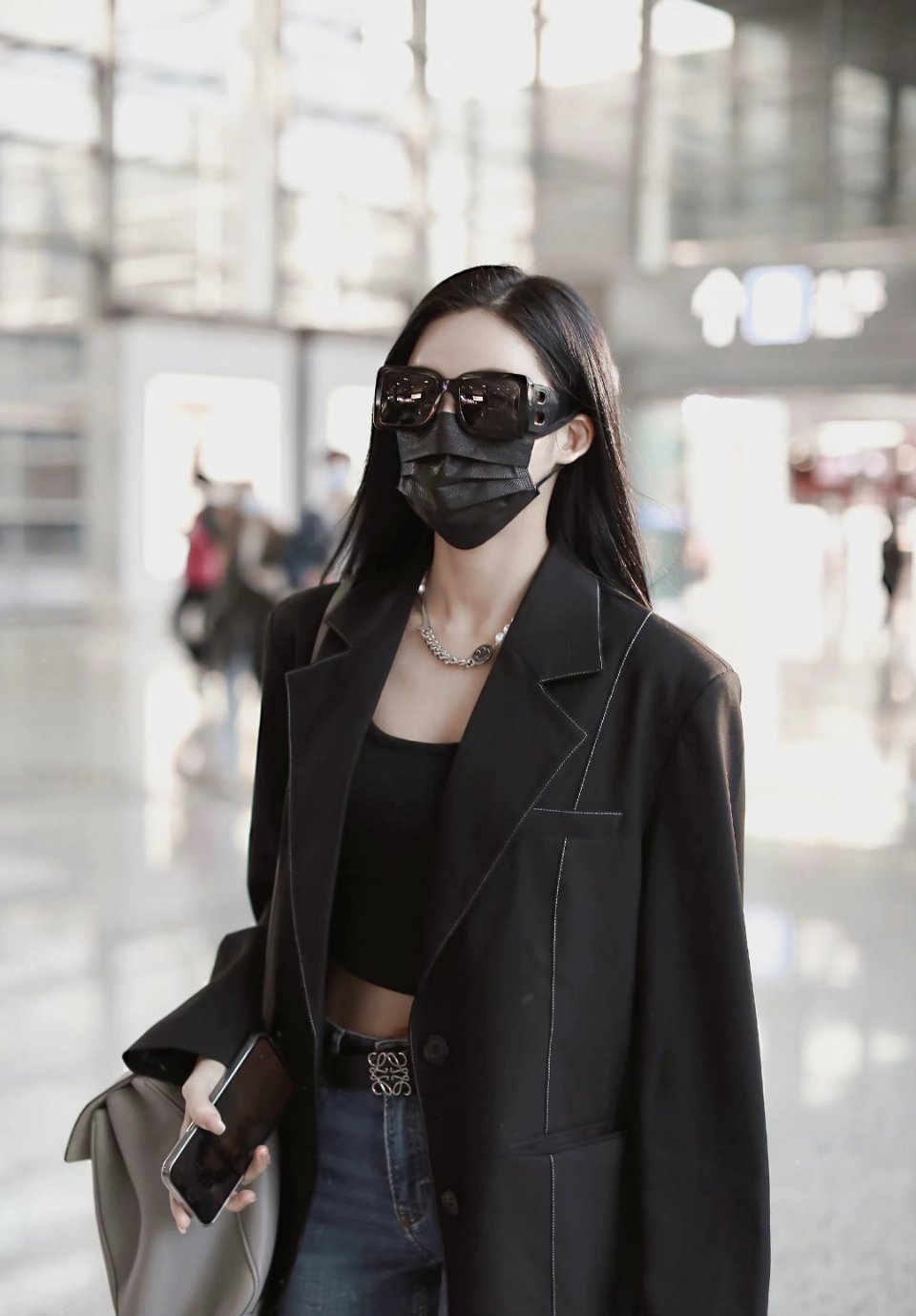 丨 孙芮《等等》先导片预告海报①发布 黑色半身西装裙好飒!