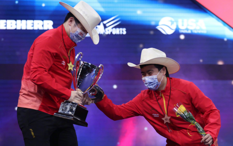 龚振东被奖杯盖砸头,采访时肚子叫,贡献名场面更显可爱了?休闲区蓝鸢梦想 - Www.slyday.coM 龚振东被奖杯盖砸头,采访时肚子叫,贡献名场面更显可爱了?休闲区蓝鸢梦想 - Www.slyday.coM