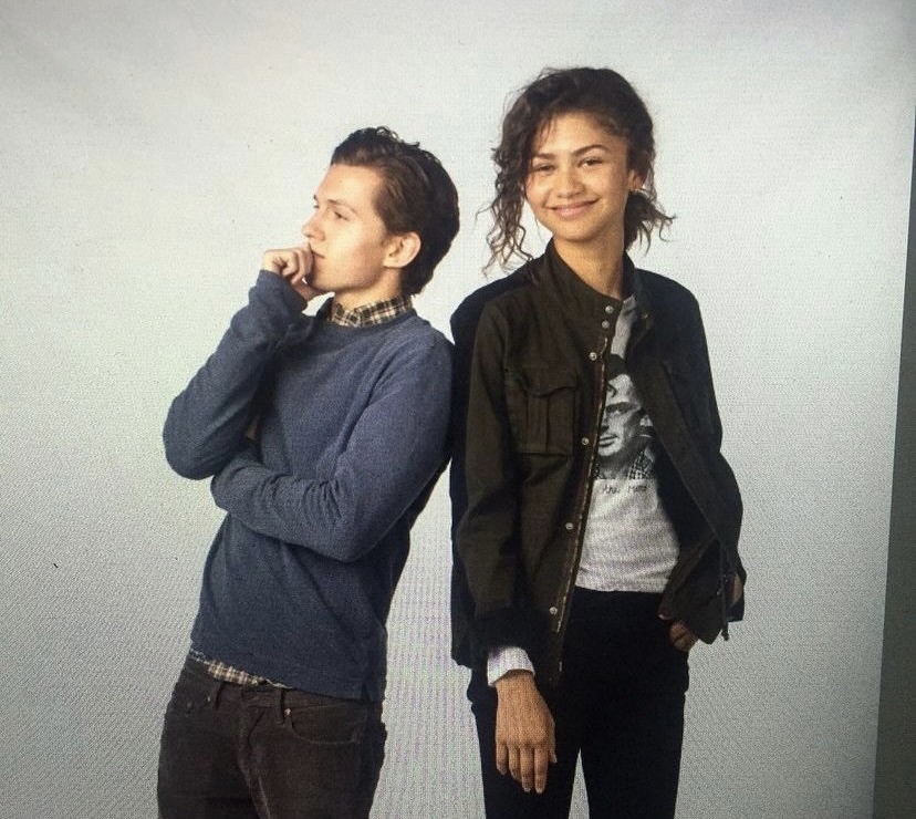 荷兰弟赞达亚亮相跟女友合影不用绅士手裙子后背开洞刚好放手