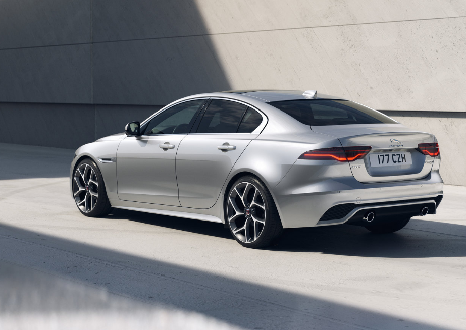 捷豹英国发布全新xe,外观黑化更战斗