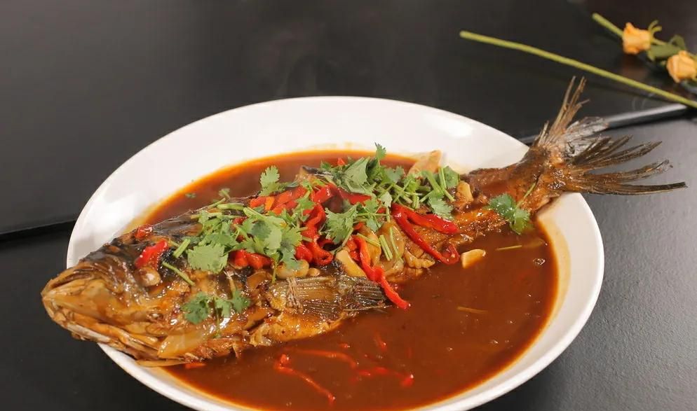 冬天要多吃红烧鱼,大厨分享饭店秘制做法,鱼肉不破皮入味又好吃