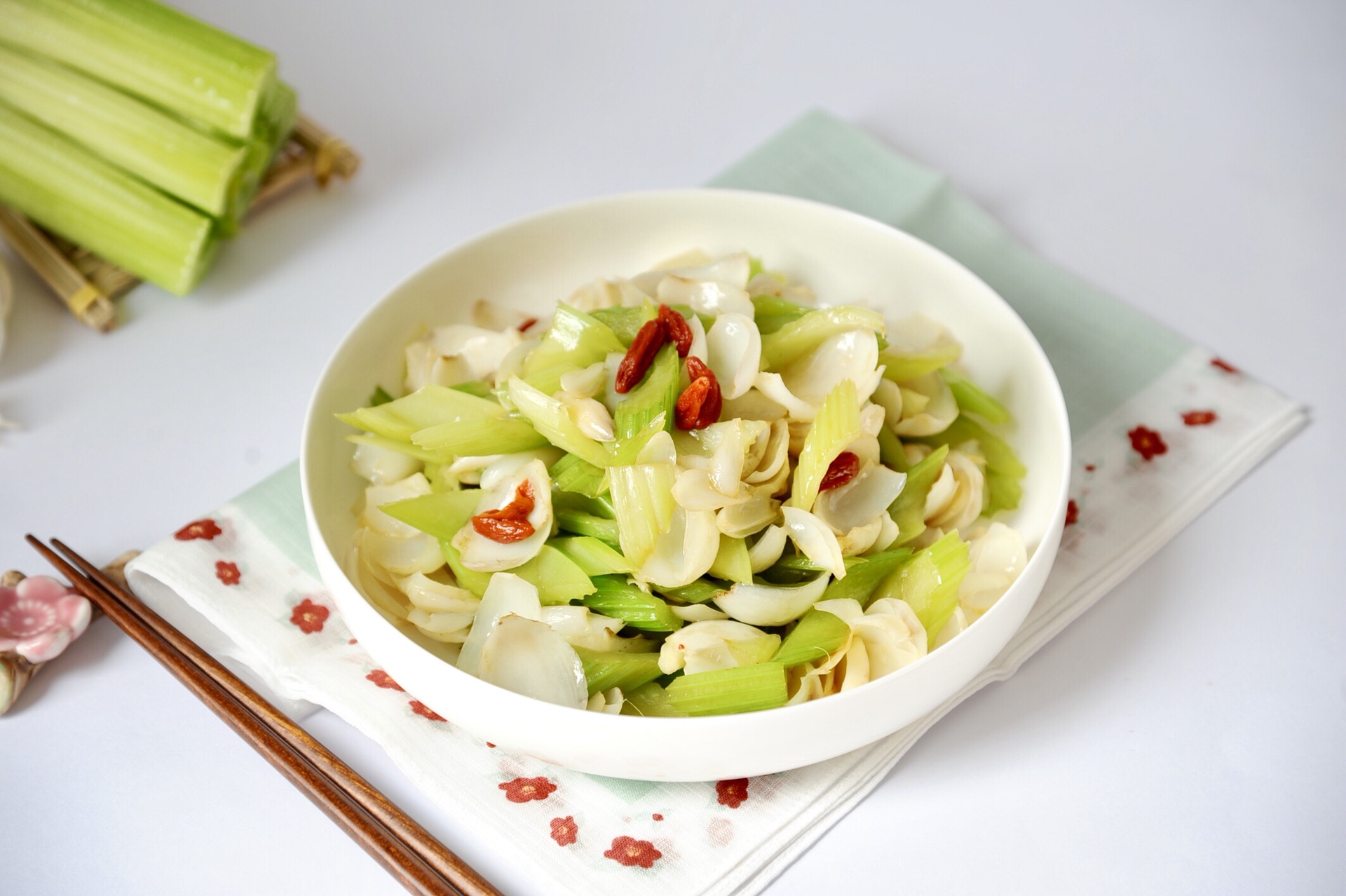 大鱼大肉吃腻了来道西芹百合清新爽口简单炒一炒就上桌