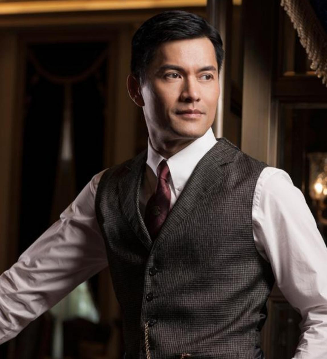 65岁吕良伟工作被偶遇,一身西装身材挺拔,主动找粉丝合影好亲切