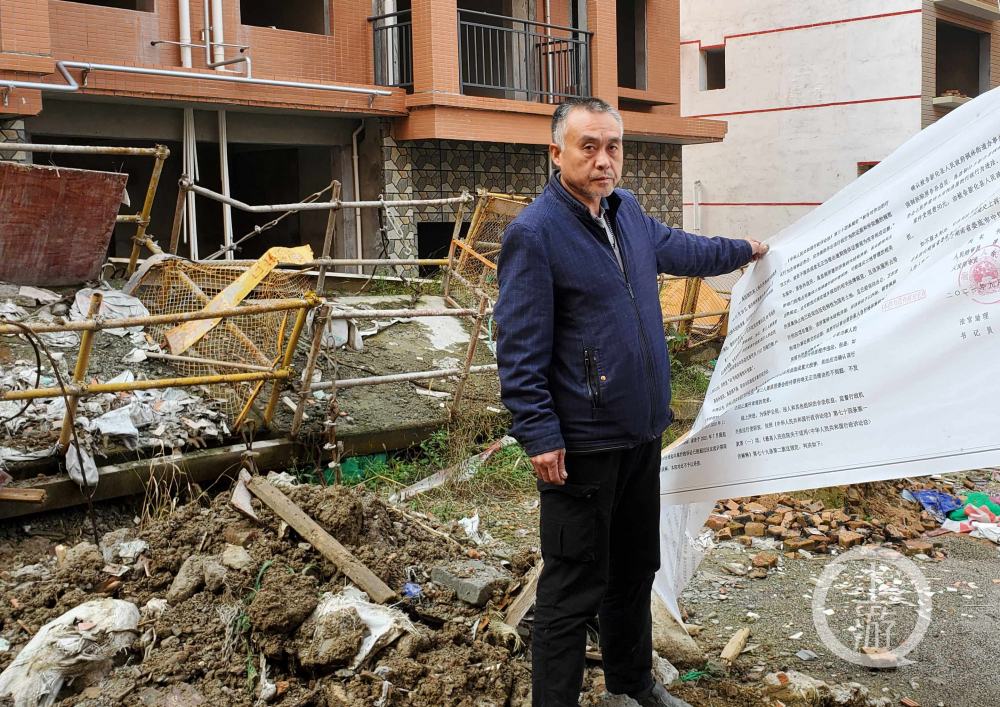 在取得胜诉判决后,孙益民将法院判决书制作成横幅,挂在自家土地上.