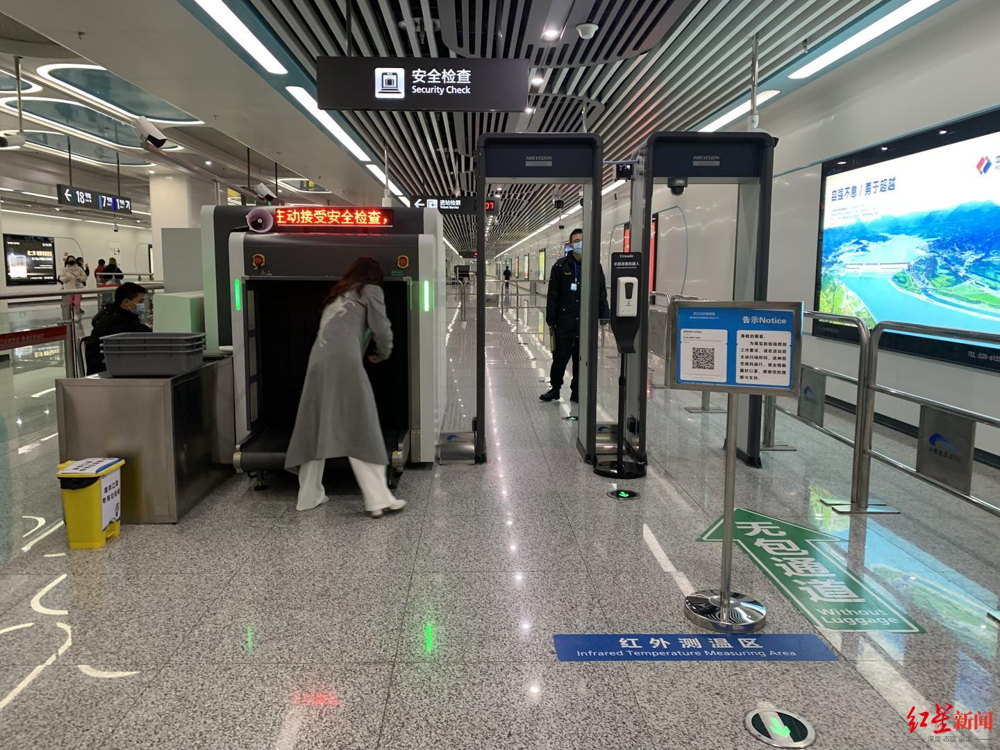 成都地铁1号线世纪城站提醒乘客扫码通行