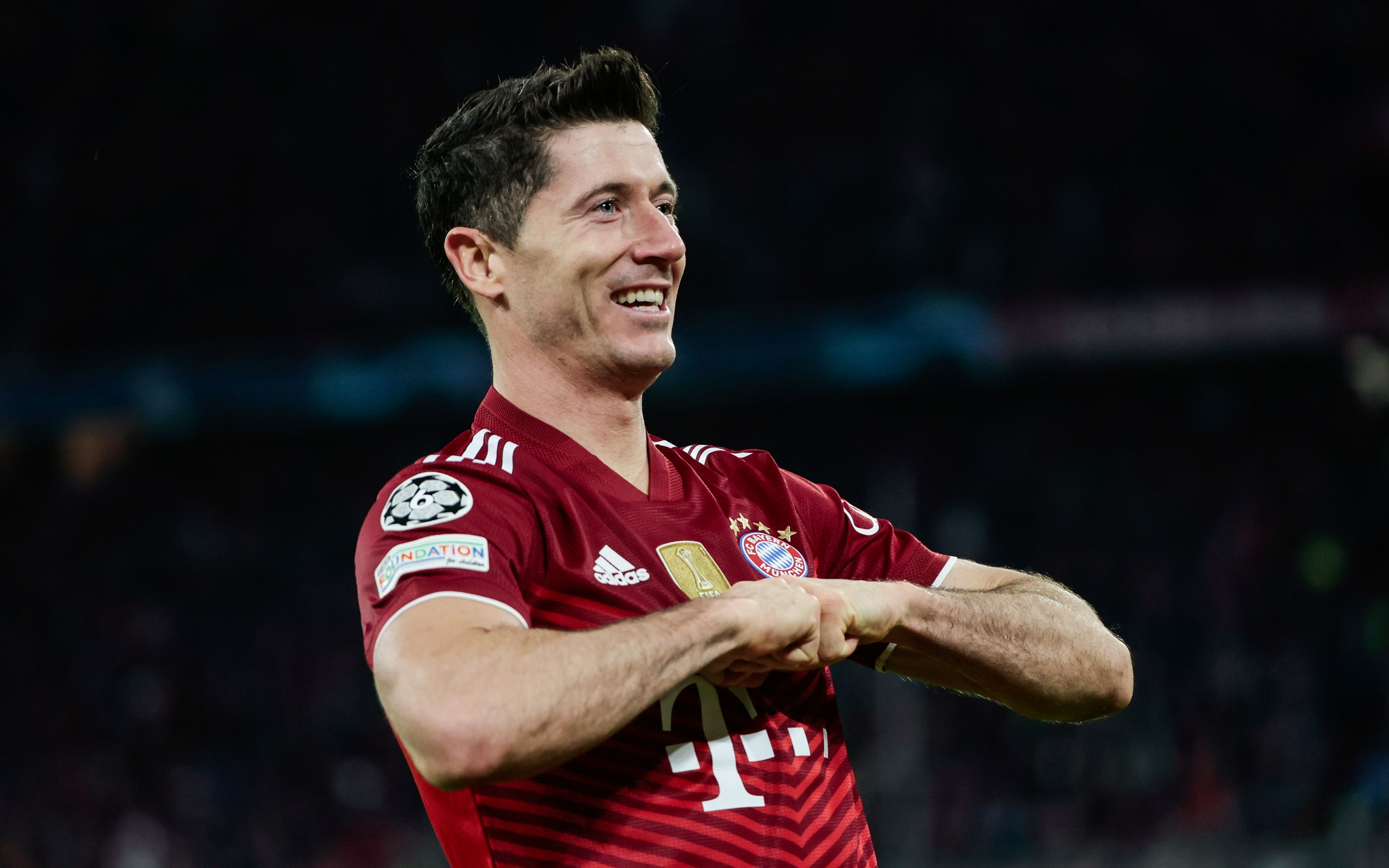 11月3日,莱万在欧冠小组赛中庆祝进球.图/新华社