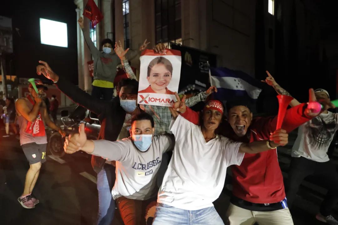 当地时间2021年11月28日，洪都拉斯首都特古西加尔巴，卡斯特罗的支持者正在庆祝。图/IC photo