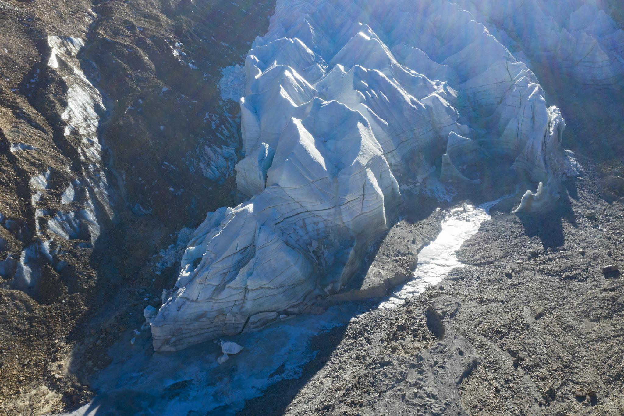 鸟瞰神秘的曲登尼玛冰川