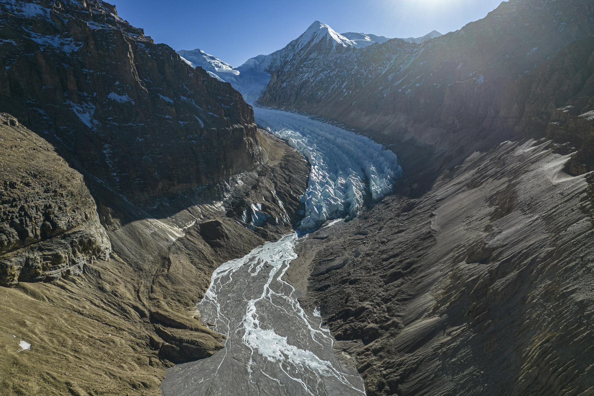 鸟瞰神秘的曲登尼玛冰川
