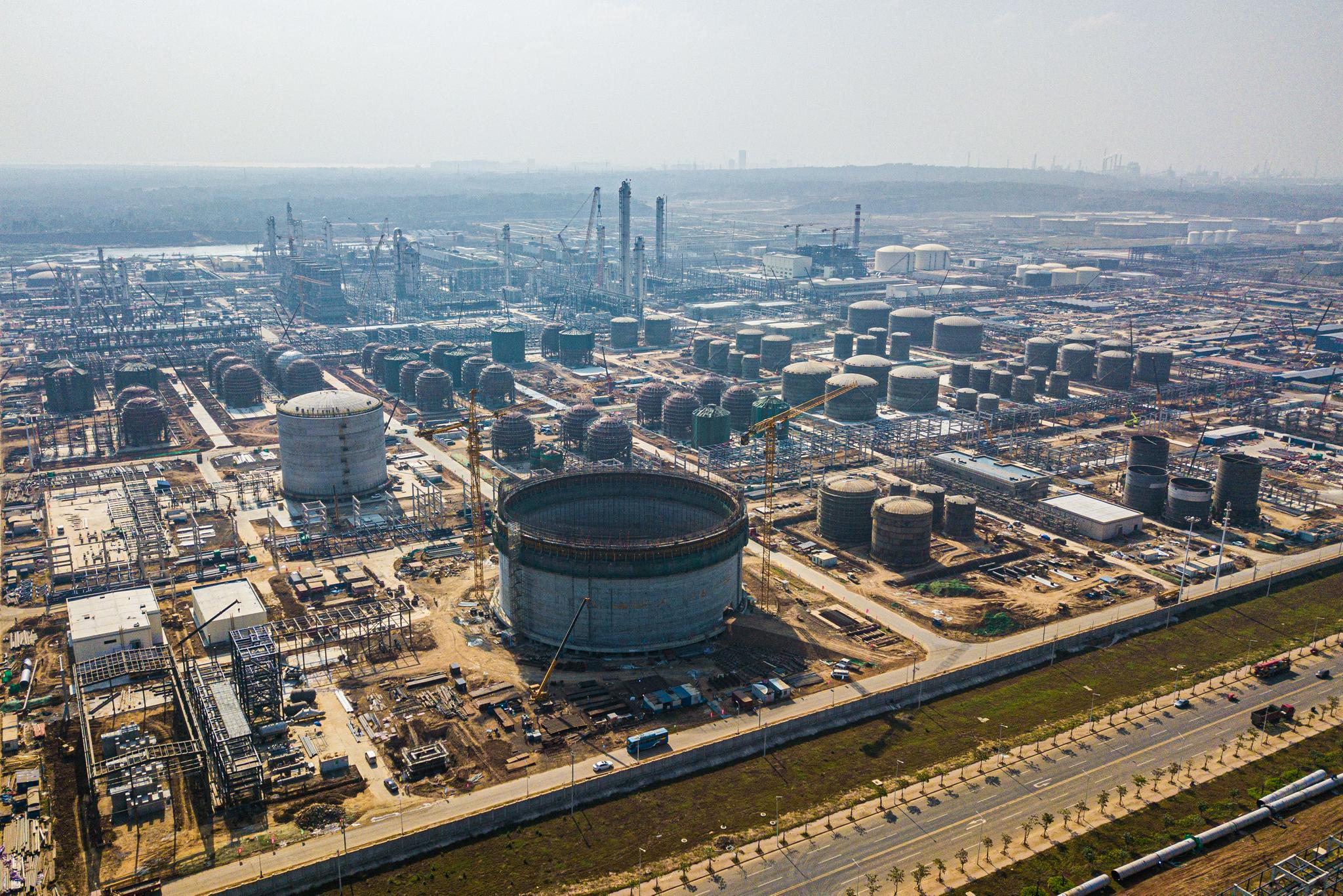 海南炼化百万吨乙烯及炼油改扩建项目建设忙