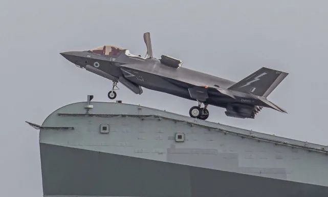 F-35B从“伊丽莎白女王”号上起飞 图源：英国国防部