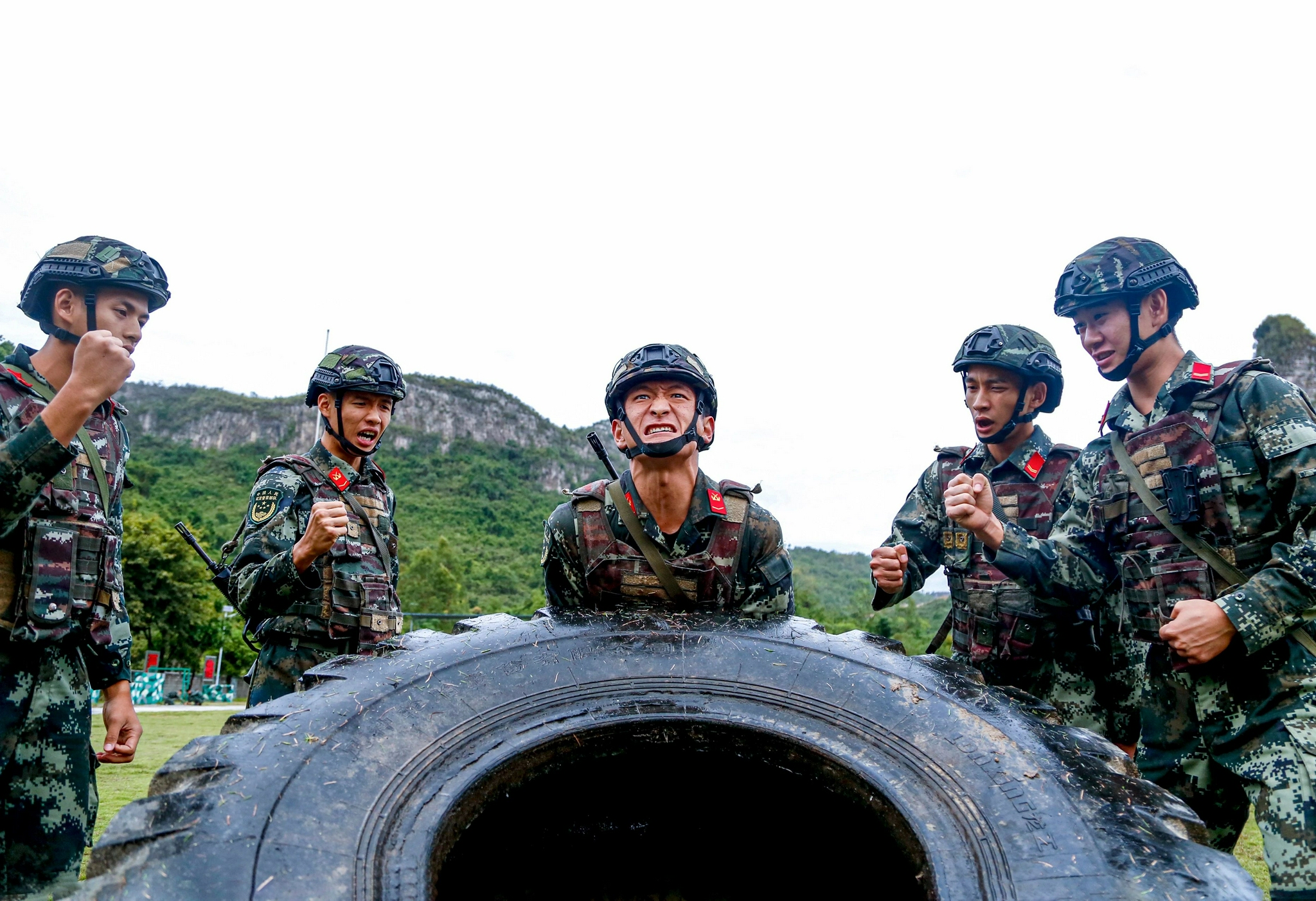 图片故事直击武警河池支队火热练兵场