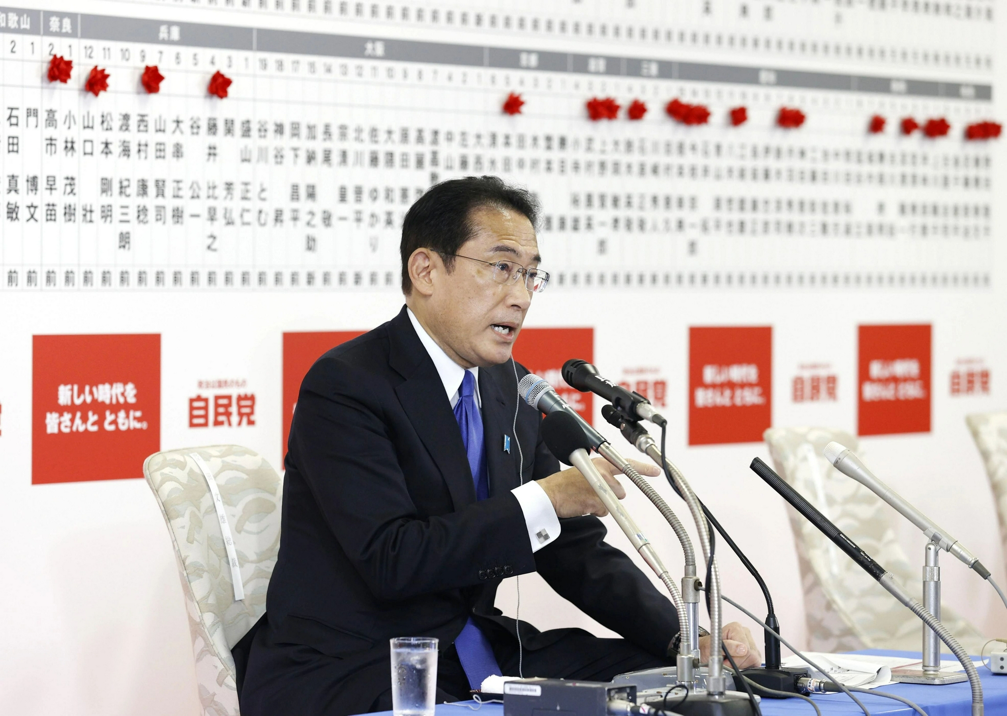 ▲10月31日，日本首相、自民党总裁岸田文雄在位于东京的自民党总部接受采访。图/新华社