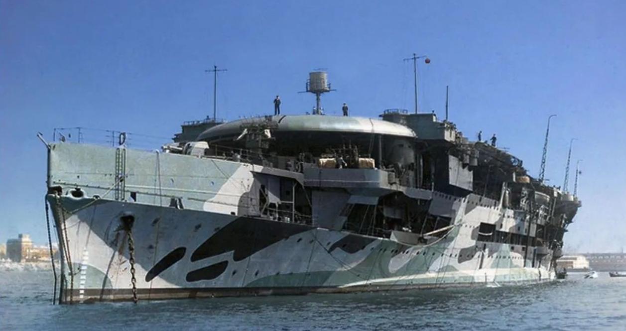 1917年,英国海军少校邓宁驾驶战机,成功降落在"暴怒号"航母上