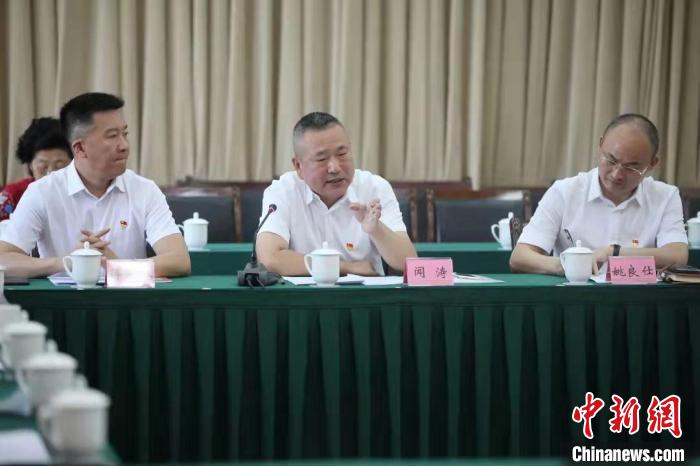 创业老兵闻涛佩戴党徽做物业的大管家