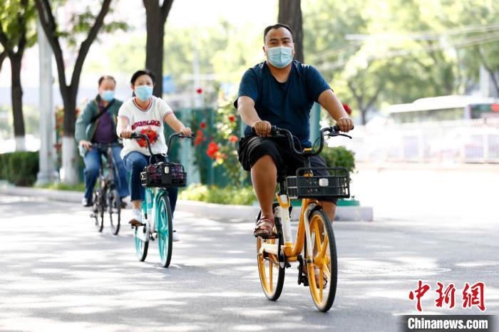 北京鼓励和支持市民更多采用“步行 自行车骑行”的出行方式，提高绿色出行比例。北京市交通委供图