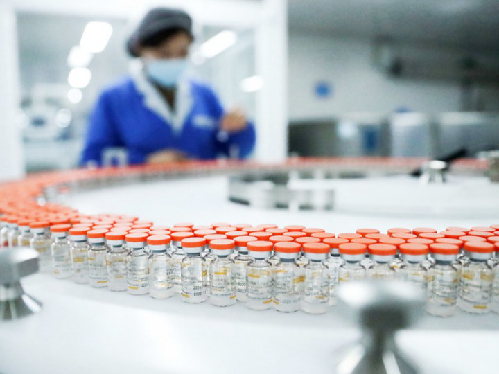 　　今年1月，科兴中维的工作人员检查新冠病毒灭活疫苗标签。新华社记者张玉薇 摄