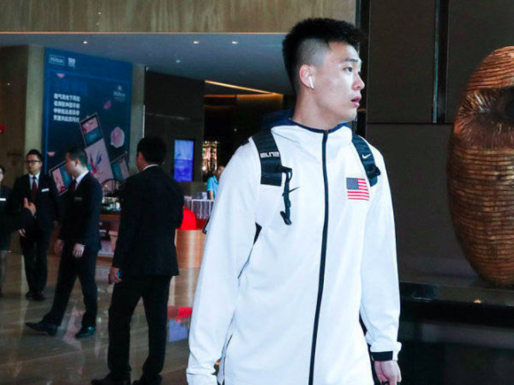"外套门"发生在2019年世界杯结束后,赵睿穿着印上美国国旗的外套走出
