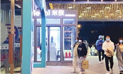 光谷世界城步行街分布着18家电子烟专卖店。长江日报记者田巧萍 摄