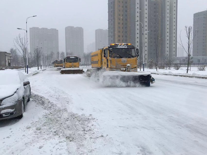 应对大雪汪清环卫人机配合全力清雪