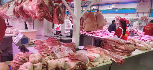 11月29日，新发地市场肉类交易大厅。 新京报记者刘欢/摄
