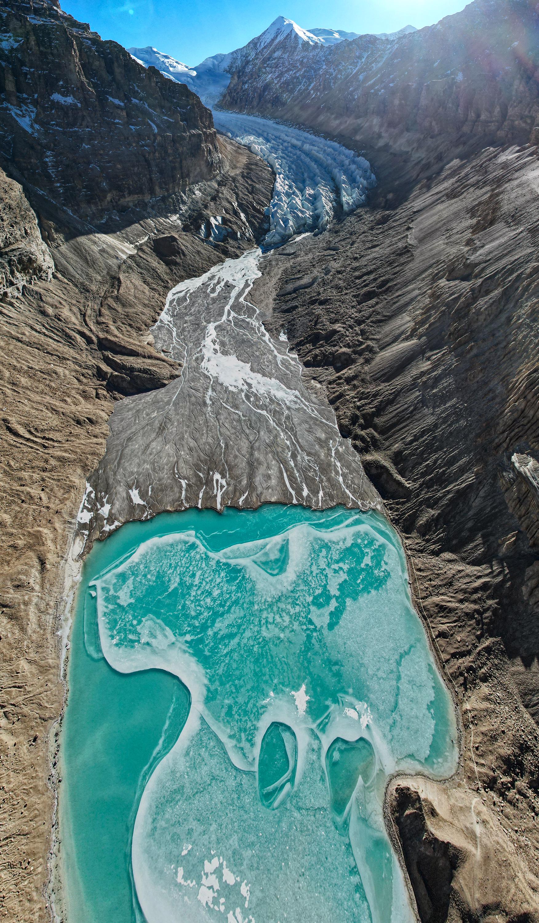 鸟瞰神秘的曲登尼玛冰川