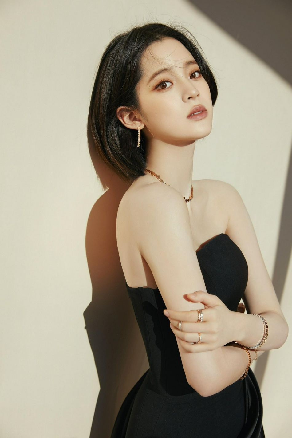 欧阳娜娜最新写真曝光一袭黑色抹胸短裙优雅迷人