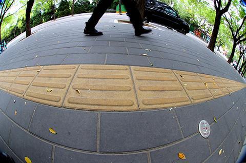 如何让残疾人等群体出门不犯难 专家建议制定无障碍环境建设促进法提升无障碍服务水平休闲区蓝鸢梦想 - Www.slyday.coM